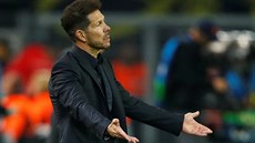Diego Simeone, kou� Atlétika Madrid, b�hem utkání Ligy mistr� v Dortmundu.