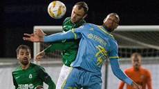 Jablonecký stoper David Lischka a Rangelo Janga z Astany (vpravo) v hlavikovém...