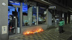 Před prodejnou, v níž byla ubodána prodavačka, zapalovali obyvatelé Moravských...