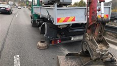 U nájezdu na Barrandovský most se nákladnímu autu utrhlo kolo a zasáhlo auto v...