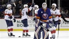Branká New York Islanders Robin Lehner truchlí, Mike Hoffman z Floridy práv...