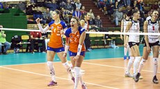 Volejbalistky Olomouce  Martina Michalíková (. 2) a Nikol Sokolová v utkání...