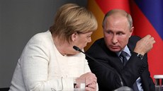 Nmecká kancléka Angela Merkelová a ruský prezident Vladimir Putin na...