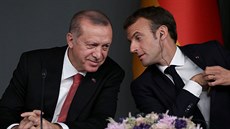 Turecký prezident Recep Tayyip Erdogan a prezident Francie Emmanuel Macron na...
