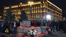 Tisíce lidí přišly před sídlo ruské tajné služby v Moskvě, aby uctily památku...