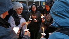 Lidé drí zapálené svíky za obti stelby v synagoze v americkém Pittsburghu,...