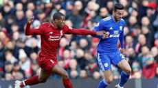 Victor Camarasa vede mí ped liverpoolským  Georginiem Wijnalduminem.