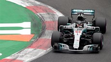 Lewis Hamilton jede na okruhu během kvalifikace na Velkou cenu Mexika