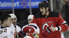 Brian Boyle z New Jersey Devils se dohaduje s obráncem Floridy MacKenziem...