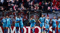 Fotbalisté Slavie se radují z gólu ped kotlem svých fanouk.