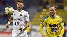 Mí� sledují Jakub Hora (vpravo) z Teplic a Ar�om Me�aninov z Ostravy.