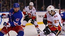 Brendan Smith (42) z New York Rangers a Michael Frolík (67) z Calgary zápolí o...