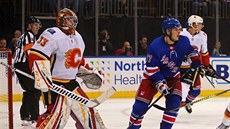 eský gólman David Rittich hájí branku Calgary v duelu s NY Rangers.