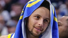 Stephen Curry z Golden State odpoívá bhem zápasu s Denverem.