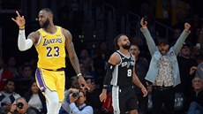 LeBron Jsmes (23) z LA Lakers práv poslal zápas se San Antoniem do...