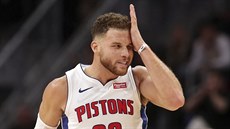 Blake Griffin z Detroitu oslavuje svou trefu proti Philadelphii.