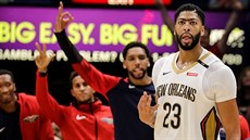 Anthony Davis a jeho spoluhrái z New Orleans oslavují tíbodovou trefu.