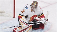 David Rittich z Calgary zasahuje proti Montrealu.