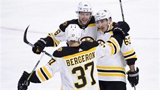 Patrice Bergeron (37), David Pastrák (88) a Brad Marchand (63) mají radost z...