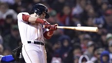 Andrew Benintendi z Bostonu odpaluje bhem prvního zápasu Svtové série proti...