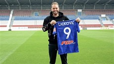 Milan Lalkovi pózuje s dresem Olomouce.