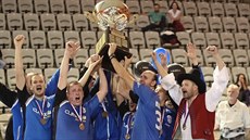 Vsetínští nohejbalisté drží nad hlavou pohár pro vítěze extraligy družstev,...