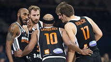 Nymburtí basketbalisté se domlouvají bhem zápasu Ligy mistr