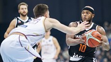 Nymburský basketbalista Eugene Lawrence (vpravo) útoí na ko Lietkabelisu...