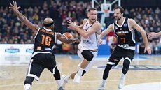 Nymburský basketbalista Eugene Lawrence (vlevo) obral o mí Pauliuse Valinskase...