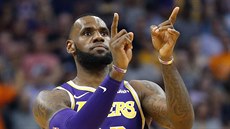 LeBron James z LA Lakers oslavuje trefu proti Phoenixu.