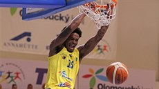 Javonte Douglas z Olomoucka zasmeoval na ko Opavy.