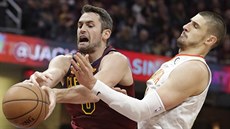 Kevin Love (vlevo) z Clevelandu piel o mí po souboji s Alexem Lenem z...