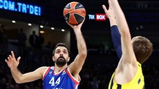 Jan Veselý (vpravo) z Fenerbahce brání Krunoslava Simona z Anadolu Efes...