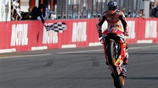 panlský motocyklový jezdec Marc Márquez vítzoslavn pijídí do cíle Velké...