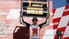 panlský motocyklový jezdec Marc Márquez slaví titul mistra svta.