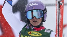 Francouzská lyaka Tessa Worleyová v cíli obího slalomu v Söldenu