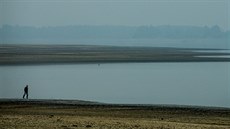 Rybá�i se museli vydat k m�lké vod� po rozpukaném bahnitém dn� (19. 10. 2018).