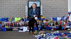 Dáma pokládá květiny u stadionu fotbalového Leicesteru a uctívá tak památku...