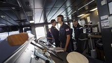 Námo�níci na palub� nejv�t�í britské letadlové lo�i v�ech dob HMS Queen...