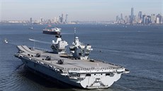 Nejvtí britská letadlová lo vech dob HMS Queen Elizabeth v New Yorku. (20....