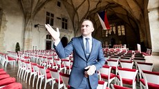 Ve Vladislavském sále na Pražském hradě vrcholí přípravy na ceremoniál...