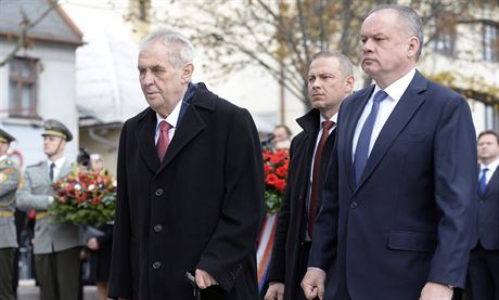 eský prezident Milo Zeman (vlevo) a prezident Slovenska Andrej Kiska v...