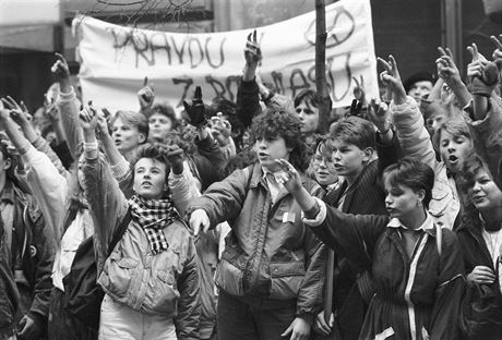 Úastníci manifestace ped budovou eskoslovenského rozhlasu v Praze. (21....