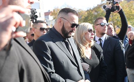 Jan Koka starí na pohbu svého syna, který zahynul pi autonehod.