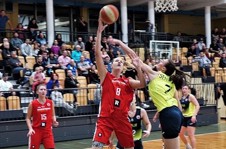 Nymburská basketbalistka Johanna Prytzová (8) zakonuje na ko Celje kolem...