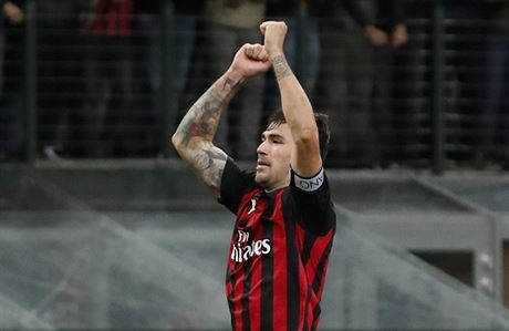 Alessio Romagnoli z AC Milán slaví gól.