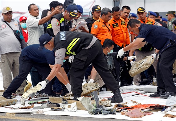 Záchranái v Indonésii prohledávají nalezené trosky ze zíceného letadla.