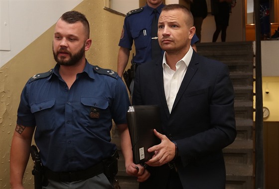 Lobbista Tomá Horáek obvinný v kauze zakázek pro nemocnice zstane ve vazb...