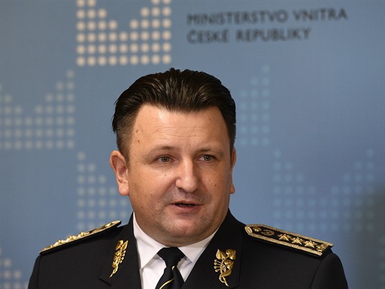 Policejní prezident Tomá Tuhý pedal ministrovi vnitra Janu Hamákovi ádost o...