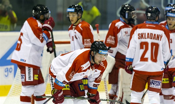 Zklamaní hokejisté Olomouce po utkání s Tincem.